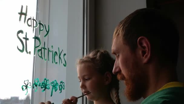 Ritning Patricks Day Far Med Dotter Målning Grön Trebladig Schampo — Stockvideo