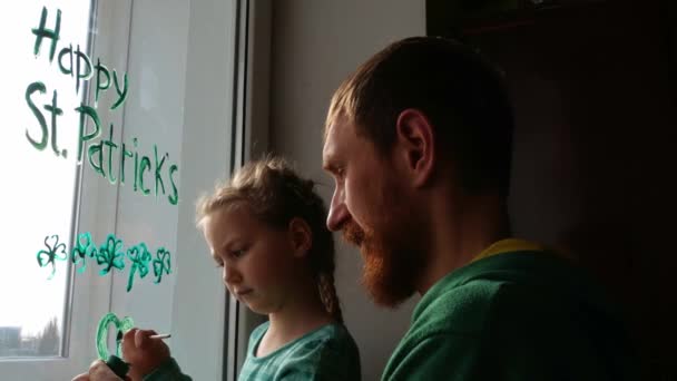 Dessin Père Saint Patrick Avec Fille Peignant Des Trèfles Verts — Video