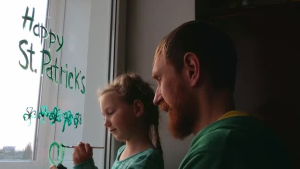 Menggambar Patrick Day Father Dengan Putri Yang Melukis Shamrocks Hijau — Stok Video