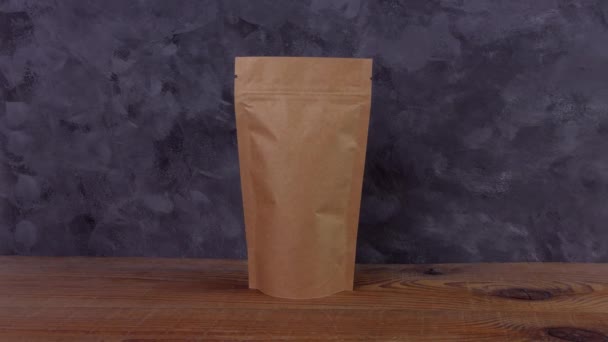 Ręka Rękawiczki Ochronne Posiada Brązowy Kraft Torba Papierowa Ziaren Kawy — Wideo stockowe