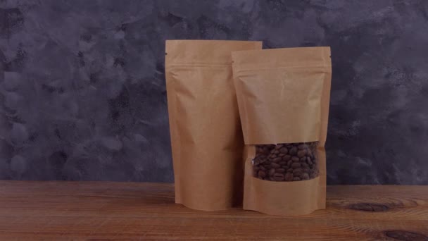 Koruyucu Eldivenler Içinde Kahverengi Kese Kağıdı Içinde Kahve Çekirdeği Ahşap — Stok video