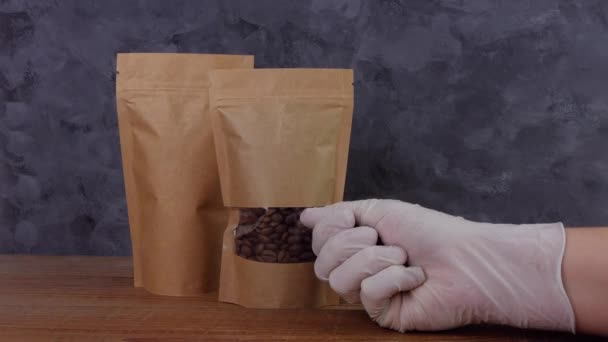 Lastik Eldivenler Döküldü Kahve Çekirdekleri Döküldü Kahverengi Kağıt Kesenin Tahta — Stok video