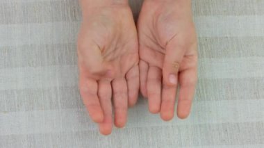 Çarşaf arka planında, çocuğun ellerinde filizlenmiş buğday. Makrobiyotik gıda vejetaryen yemeği filizlendirir. Sağlıklı beslenme konsepti. Baharda evde yetişen bitkiler. Taze filizlenme, Protein zengini Superfood 4K