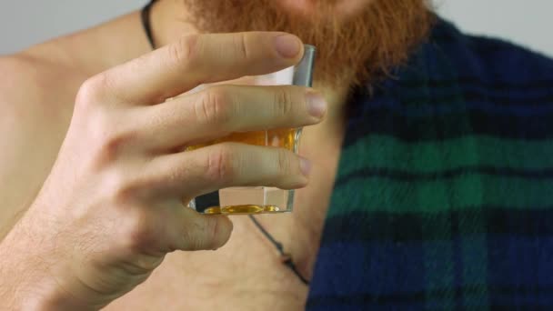 Szakállas Férfi Hagyományos Zöld Szoknyában Ünnepli Szent Patrik Napját Whiskyvel — Stock videók
