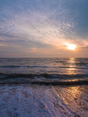 Boş plaj, mavi deniz batımı gökyüzü arkaplanı, manzaralı manzara duvar kâğıdı, yaz tatili sezonu. Bulanık kopya alanı olan canlı mavi su. Tatil köyü reklamı