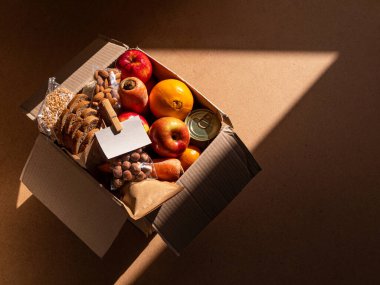 Sağlıklı yemek teslimatı katı gölgeler şeklinde düzenlenir. Doğal organik ürünler paketini çıkarın. Bağış kutusu Yeni normal online alışveriş güvenli teslimat konsepti. Meyve, sebze, ekmek, fındık.