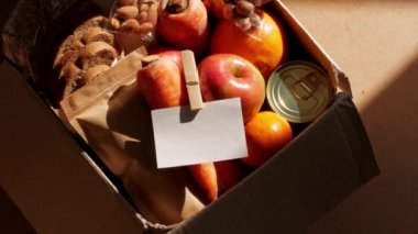 Sağlıklı yemek teslimatı katı gölgeler şeklinde düzenlenir. Organik ürün paketini çıkar. Yeni normal online alışveriş süpermarketi teslimat hizmeti kavramı. Kahvaltı meyveli sebze ekmeği.
