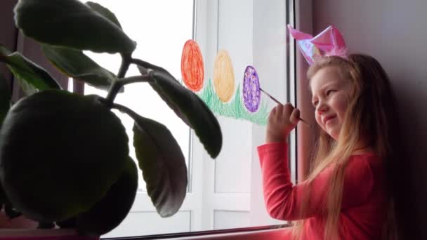 Linda Niña Orejas Conejo Pintando Huevos Pascua Con Hierba Verde — Vídeo de stock