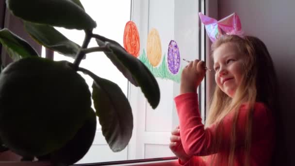 Schattig Klein Meisje Konijnenoren Dat Paaseieren Schildert Met Groen Gras — Stockvideo