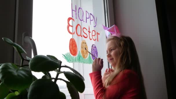 Carino Bambina Orecchie Coniglio Pittura Uova Pasqua Con Erba Verde — Video Stock