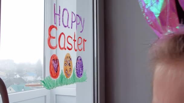 Roztomilá Holčička Králičích Uších Maluje Velikonoční Vajíčka Zelenou Trávou Okně — Stock video