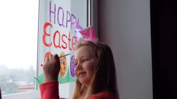 Gadis Kecil Yang Lucu Telinga Kelinci Melukis Telur Paskah Dengan — Stok Video