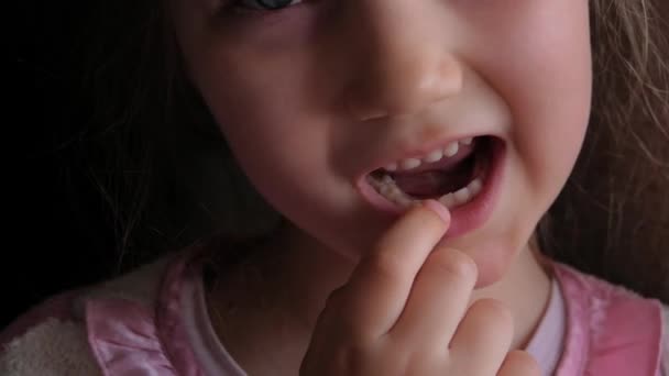 Sevimli Anaokulu Çocuğu Süt Dişini Sallıyor Gülümsüyor Kalıcı Görüntülerle Dişlerin — Stok video