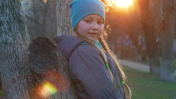 Gelukkig Meisje Met Lange Gevlochten Haar Portret Het Voorjaar Park — Stockvideo