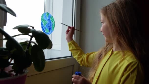 Söt Liten Flicka Måla Planet Fönster Hemma Grattis Jorddagen Den — Stockvideo