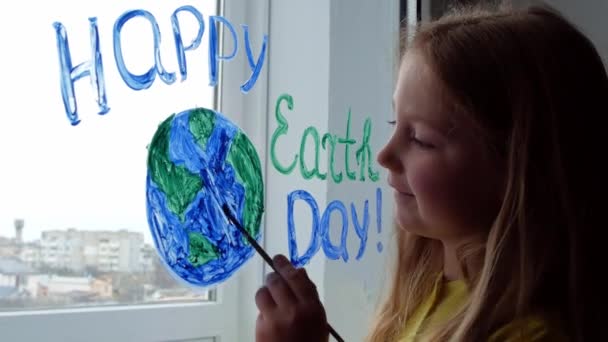 Linda Niña Pintando Planeta Ventana Casa Feliz Día Tierra Abril — Vídeos de Stock