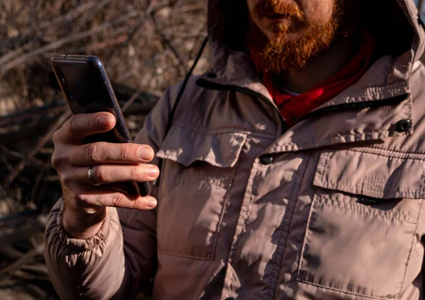 Чоловіча Рука Тримає Мобільний Телефон Смс Хлопець Бізнесмен Світлому Пальто — стокове фото