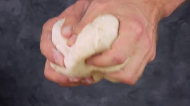 男性の手はピザ生地を混練 濃い背景4K上の全粒小麦小麦粉とセモリナとパンを作る男 自家製のベーキングレシピを快適 ピッツェリアレストランキッチン料理作り — ストック動画