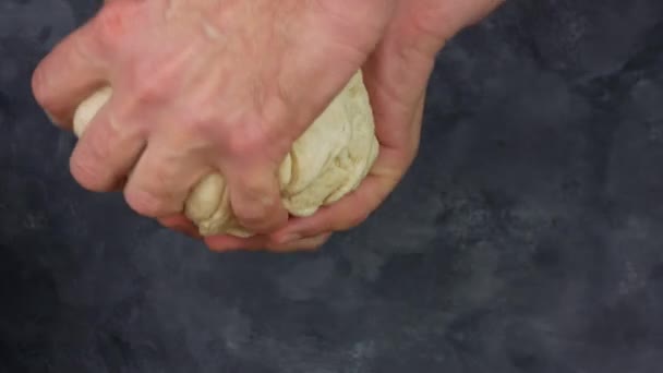 Męskie Ręce Ugniatają Ciasto Pizzowe Człowiek Piecze Chleb Pełnoziarnistą Mąką — Wideo stockowe