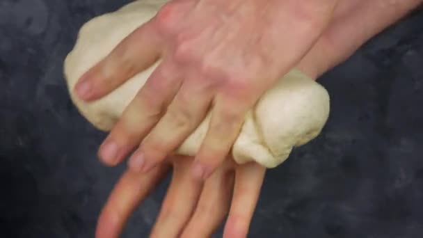 Mains Masculines Pétrissant Pâte Pizza Homme Faisant Pain Avec Farine — Video