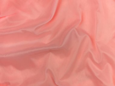 Pembe ipek kumaş üst görünüm. Kırmızı mercan parlak saten arka plan. Moda rengi kadın kıyafetleri modası. Kadın blog blog yazı arkaplanı tasarımı. Kız soyut duvar kağıdı pürüzsüz tekstil yüzeyi.