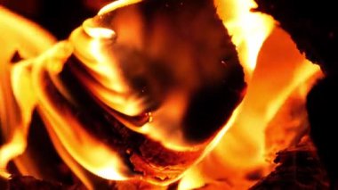 Kırsal kesimde odun yakmak. Karanlıkta odun sobasının kırmızı turuncu alevi. Geceleri sıcacık şömine ateşi yanıyor. Restoran pizzacısı Brezilya barbekü ızgarası için parlak sıcak ekran koruyucu 4K.