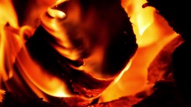 Kırsal kesimde odun yakmak. Karanlıkta odun sobasının kırmızı turuncu alevi. Geceleri sıcacık şömine ateşi yanıyor. Restoran pizzacısı Brezilya barbekü ızgarası için parlak sıcak ekran koruyucu 4K.