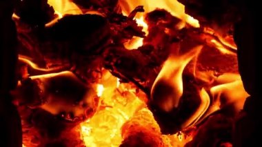 Kırsal kesimde odun yakmak. Karanlıkta odun sobasının kırmızı turuncu alevi. Geceleri sıcacık şömine ateşi yanıyor. Restoran pizzacısı Brezilya barbekü ızgarası için parlak sıcak ekran koruyucu 4K.