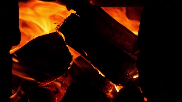田舎のオーブンで薪を焼く 暗闇の中で薪ストーブの赤いオレンジの炎 居心地の良い熱い暖炉のたき火の燃焼夜 明るい暖かいスクリーンセーバーレストランピッツェリア火鉢バーベキューグリル用4K — ストック動画