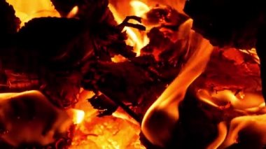 Kırsal kesimde odun yakmak. Karanlıkta odun sobasının kırmızı turuncu alevi. Geceleri sıcacık şömine ateşi yanıyor. Restoran pizzacısı Brezilya barbekü ızgarası için parlak sıcak ekran koruyucu 4K.