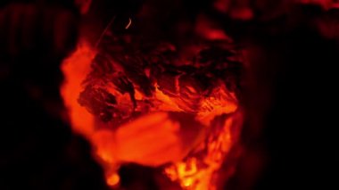 Kırsal bir fırında yakacak odun kömürü. Odun sobasının kırmızı alevi. Geceleri sıcacık şömine ateşi yanıyor. Restoran pizzacısı Brezilya barbekü ızgarası için parlak sıcak ekran koruyucu 4K.