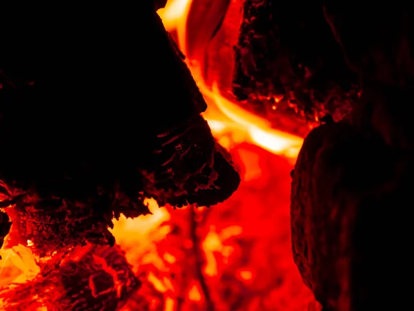 화덕에서 장작을 태웁니다 어두운 곳에서 난로의 주황색 밤에는 뜨겁게 달구는 — 스톡 사진