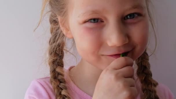 Klein Meisje Met Verse Spinazie Hand Witte Achtergrond Kind Eet — Stockvideo