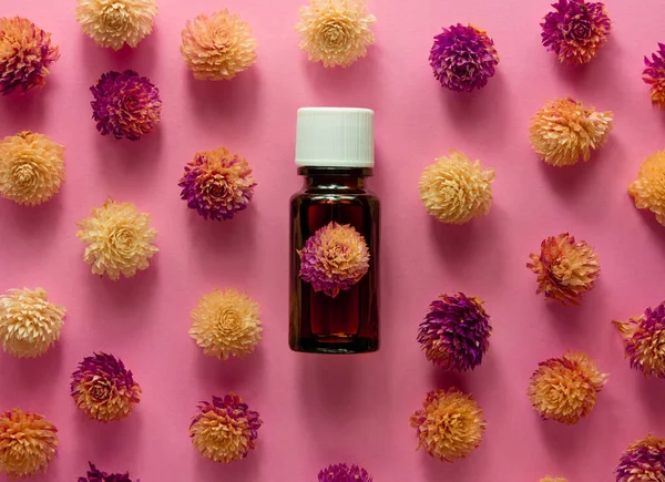 Herbal Botella Vidrio Aceite Esencial Maqueta Flores Color Rosa Fondo — Foto de Stock