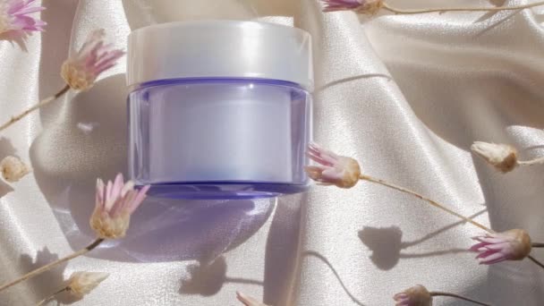 Frasco Crema Vidrio Azul Maqueta Sobre Tela Seda Lisa Luz — Vídeo de stock