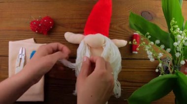 İskandinav cüce dolması adım adım el yapımı polyester dolgu yapıyor. Ev yapımı İsveç Noel süslemesi. Doldurulmuş oyuncak sakal, kırmızı şapka, dikiş hobisi..