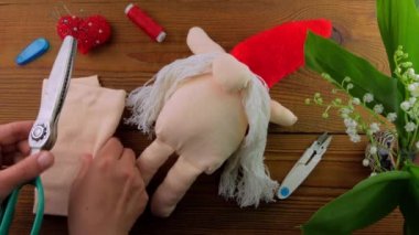 İskandinav cüce dolması adım adım el yapımı polyester dolgu yapıyor. Ev yapımı İsveç Noel süslemesi. Doldurulmuş oyuncak sakal, kırmızı şapka, dikiş hobisi..