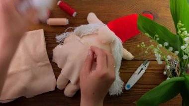 İskandinav cüce dolması adım adım el yapımı polyester dolgu yapıyor. Ev yapımı İsveç Noel süslemesi. Doldurulmuş oyuncak sakal, kırmızı şapka, dikiş hobisi..