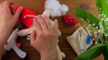 İskandinav cüce dolması adım adım el yapımı polyester dolgu yapıyor. Ev yapımı İsveç Noel süslemesi. Doldurulmuş oyuncak sakal, kırmızı şapka, dikiş hobisi..