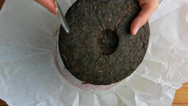 Shu Puerh Ciasto Chińska Fermentowana Czarna Herbata Białym Papierze Nożem — Wideo stockowe