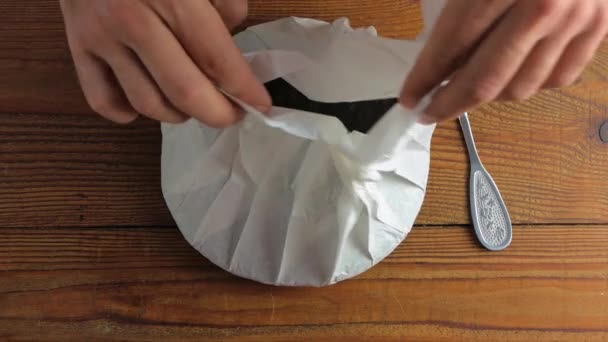 舒淇梨ケーキ中国のナイフで白い紙に紅茶発酵 男性の手は チップブレークを保持暗いPu Erhを熟した古い丸い形を押した部分に 健康的な爽やかなドリンクコーヒー代わりに — ストック動画