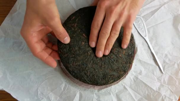 Shu Puerh Kaka Kinesisk Fermenterat Svart Vitt Papper Med Kniv — Stockvideo