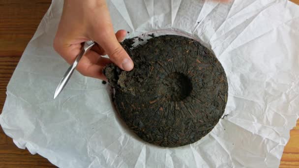 Shu Puerh Kaka Kinesisk Fermenterat Svart Vitt Papper Med Kniv — Stockvideo