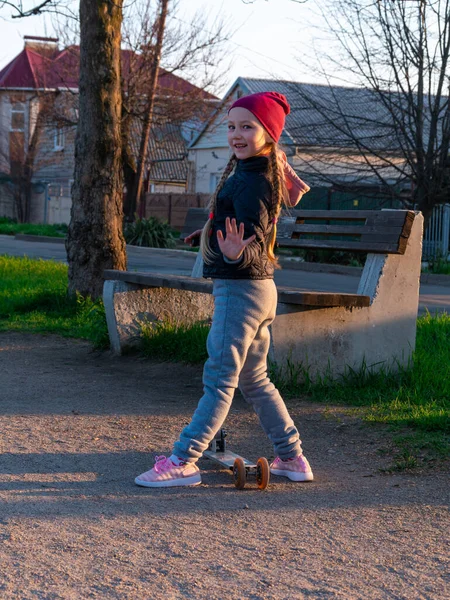 Niño Montado Solo Patinete Rubia Linda Chica Scooter Primavera Ciudad —  Fotos de Stock