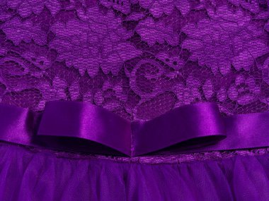 Mor dantel kumaş üst görünümü. Violet geçmişi. Moda modasına uygun renk dantelli dantelli kadın elbisesi düz yatak, kadın blog 'u parlak çiçek arkaplan işareti tasarımı. Kız soyut duvar kağıdı, tekstil yüzeyi