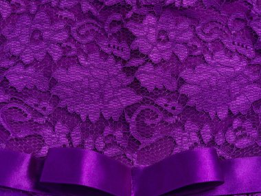 Mor dantel kumaş üst görünümü. Violet geçmişi. Moda modasına uygun renk dantelli dantelli kadın elbisesi düz yatak, kadın blog 'u parlak çiçek arkaplan işareti tasarımı. Kız soyut duvar kağıdı, tekstil yüzeyi