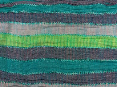 Çizgili pamuklu kumaş, mat desenli üst görünüm. Renkli çizgili örgü arka planı. Moda çok renkli kıyafet modası el yapımı blog arka plan yazı tasarımı. Soyut duvar kağıdı tekstil yüzeyi