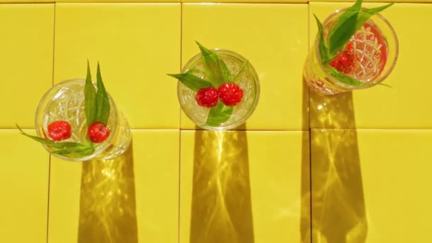 Verfrissende Zomer Drankjes Kristallen Glazen Met Groene Bladeren Framboos Gele — Stockvideo