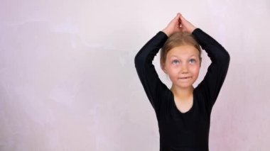 Siddhasana Lotus 'taki yoga sınıfındaki küçük kız gülümsüyor. Çevrimiçi esneme hareketleri çocuklar için, esneklik sağlık hizmetleri aktif yaşam tarzı sporu. 4K 'da sağlık eğitimi. Yeni normal