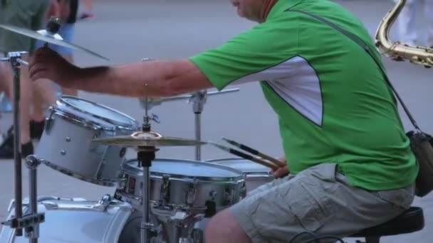 Drummer Ζέσταμα Drum Sticks Στο Δρόμο Της Πόλης Φόντο Βράδυ — Αρχείο Βίντεο